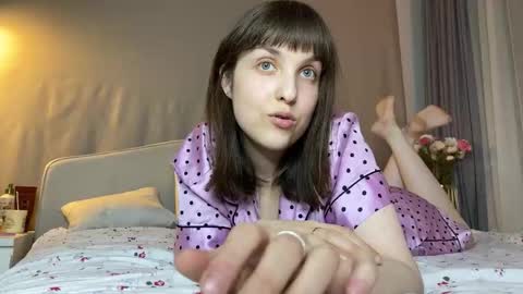 Snapshot of saphirree chatting on 10/31/25, 10:55 Anny online show from 10/31/25, 10:55