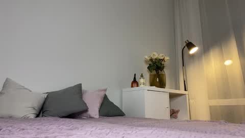 Snapshot of saphirree chatting on 11/24/25, 04:51 Anny online show from 11/24/25, 04:51