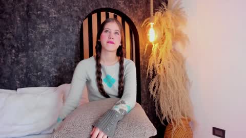 sara__jones_ online show from 01/04/25, 12:05