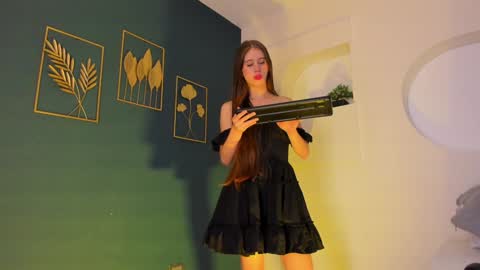 sara__jones_ online show from 01/22/25, 08:38