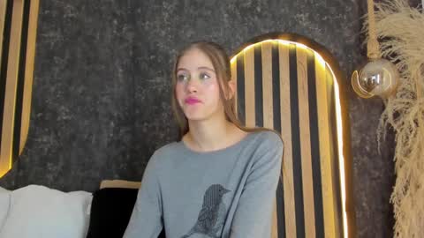 sara__jones_ online show from 02/02/25, 10:06