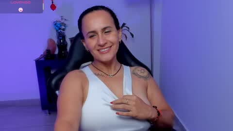 Snapshot of sara_charmy chatting on 06/06/26, 11:42 online show from 06/06/26, 11:42