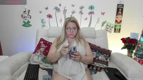 Snapshot of sara_crowe chatting on 12/24/24, 01:49 Sara Crowe online show from 12/24/24, 01:49