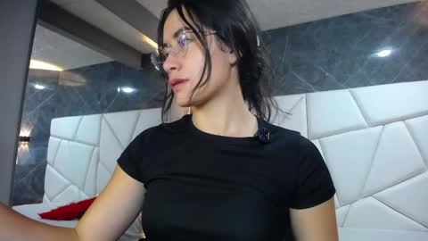 Snapshot of sara_hoffman_4 chatting on 05/18/26, 11:49 Sara online show from 05/18/26, 11:49