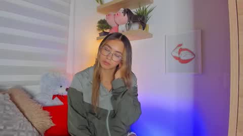Snapshot of sara_madrid_ chatting on 03/05/26, 12:01 online show from 03/05/26, 12:01