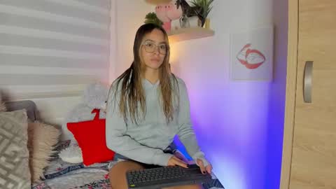 Snapshot of sara_madrid_ chatting on 03/11/26, 11:27 online show from 03/11/26, 11:27