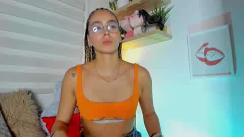 Snapshot of sara_madrid_ chatting on 03/26/26, 11:49 online show from 03/26/26, 11:49