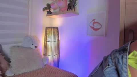 Snapshot of sara_madrid_ chatting on 05/26/26, 12:23 online show from 05/26/26, 12:23