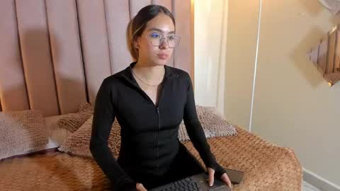 Snapshot of sara_madrid_ chatting on 06/09/26, 06:19 online show from 06/09/26, 06:19