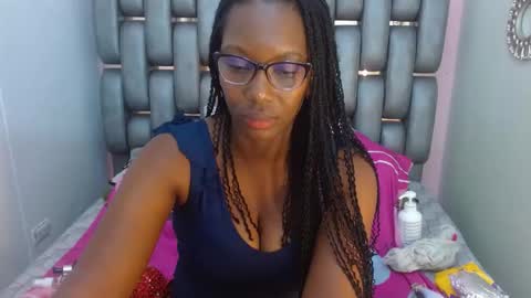 Snapshot of sara_marks chatting on 11/12/25, 11:43 S A R A online show from 11/12/25, 11:43