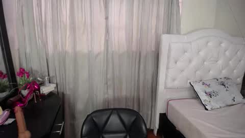 Snapshot of sara_martin_ chatting on 03/20/26, 01:05 sara online show from 03/20/26, 01:05