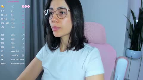 Snapshot of sara_ospina22 chatting on 02/18/26, 11:06 Sara online show from 02/18/26, 11:06