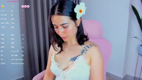 Snapshot of sara_ospina22 chatting on 04/18/26, 01:37 Sara online show from 04/18/26, 01:37