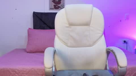 sara  online show from 11/20/25, 02:50