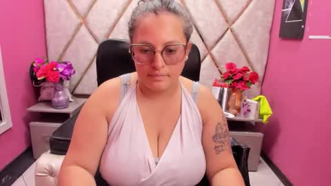 sara_thonson_ online show from 12/01/25, 01:49