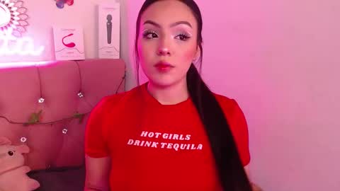 Snapshot of saraa_swett chatting on 10/22/25, 03:45 online show from 10/22/25, 03:45