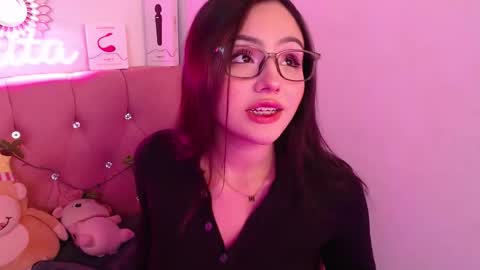 Snapshot of saraa_swett chatting on 10/28/25, 02:42 online show from 10/28/25, 02:42