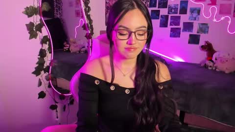 Snapshot of saraa_swett chatting on 11/11/25, 07:14 online show from 11/11/25, 07:14