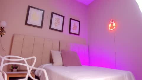 saraa_x online show from 09/10/25, 11:43