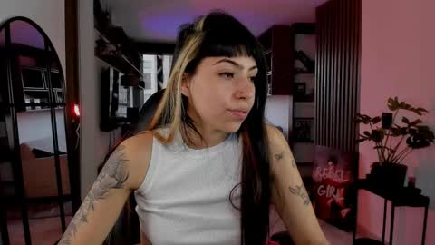 Snapshot of saraadesire chatting on 02/14/26, 09:00 Sara online show from 02/14/26, 09:00