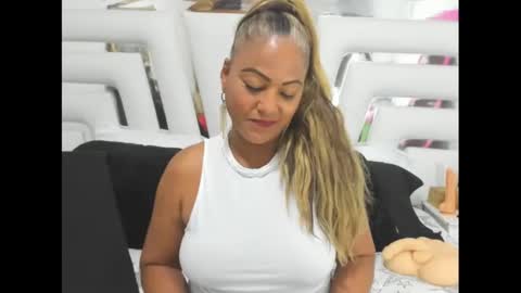 Snapshot of saraajhons chatting on 11/22/25, 08:19 Sara online show from 11/22/25, 08:19