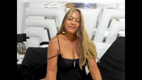 Snapshot of saraajhons chatting on 11/26/25, 10:11 Sara online show from 11/26/25, 10:11