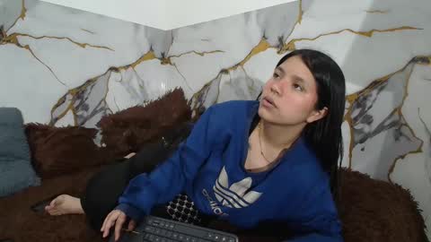 Snapshot of saraandthomas chatting on 12/18/25, 12:49 sara and thomas online show from 12/18/25, 12:49