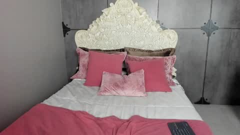 Snapshot of sarabennet_ chatting on 12/19/24, 12:23 Sara online show from 12/19/24, 12:23