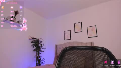 Snapshot of sarabennet_ chatting on 02/28/25, 01:36 Sara online show from 02/28/25, 01:36