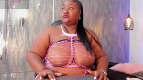 Snapshot of saraby_blandon chatting on 11/05/25, 10:59 online show from 11/05/25, 10:59