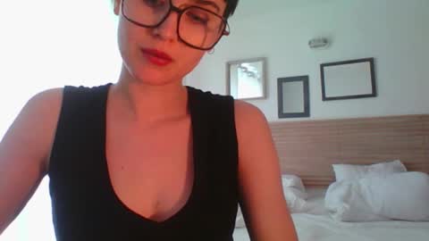 Snapshot of sarah_desire01 chatting on 02/15/26, 03:09 Sarah online show from 02/15/26, 03:09