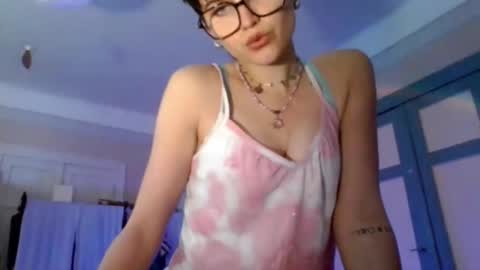 Snapshot of sarah_desire01 chatting on 03/08/26, 03:05 Sarah online show from 03/08/26, 03:05
