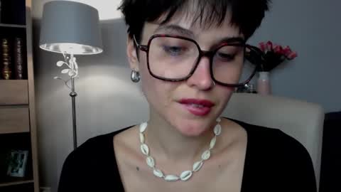 Snapshot of sarah_desire01 chatting on 03/15/26, 02:45 Sarah online show from 03/15/26, 02:45
