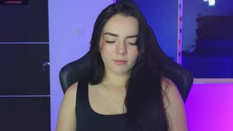 Snapshot of sarah_swtt chatting on 10/05/25, 03:05 - next broadcast 28 nov  7 pm Col online show from 10/05/25, 03:05