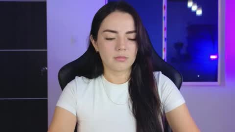 Snapshot of sarah_swtt chatting on 10/11/25, 03:17 - next broadcast 28 nov  7 pm Col online show from 10/11/25, 03:17