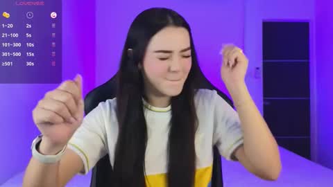 Snapshot of sarah_swtt chatting on 10/12/25, 04:44 - next broadcast 28 nov  7 pm Col online show from 10/12/25, 04:44