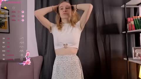 Snapshot of sarah_wenvy chatting on 10/23/25, 08:57 Sofia online show from 10/23/25, 08:57