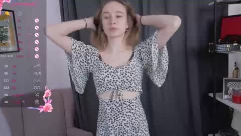 Snapshot of sarah_wenvy chatting on 10/26/25, 08:20 Sofia online show from 10/26/25, 08:20