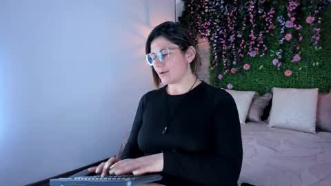 Sarah Deyvis online show from 12/02/25, 01:11