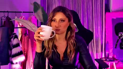 Divine Sarah NONUDE model online show from 04/25/26, 11:57