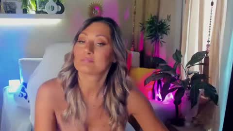 Divine Sarah NONUDE model online show from 06/19/26, 11:47