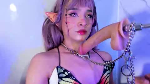 Snapshot of sarahi_camila chatting on 02/20/26, 05:15 online show from 02/20/26, 05:15