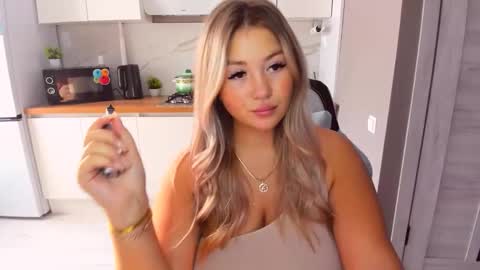 Snapshot of sarahmils chatting on 09/19/25, 12:06 Sarah online show from 09/19/25, 12:06