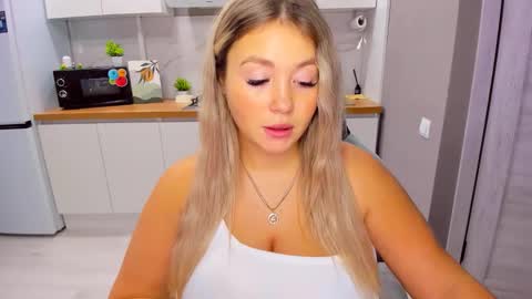 Snapshot of sarahmils chatting on 10/11/25, 01:42 Sarah online show from 10/11/25, 01:42