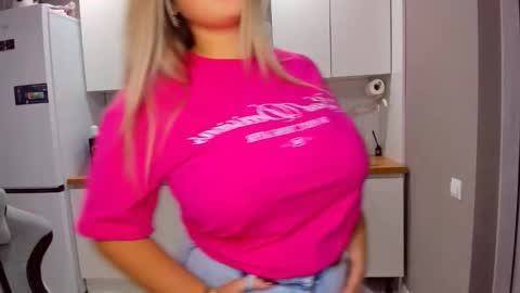 Snapshot of sarahmils chatting on 10/17/25, 02:19 Sarah online show from 10/17/25, 02:19