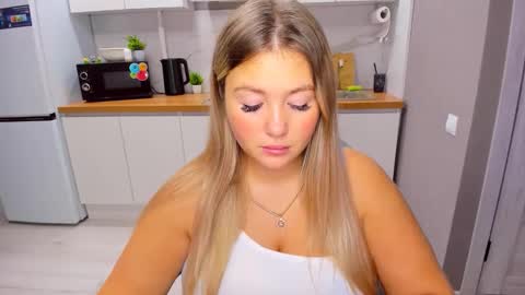 Snapshot of sarahmils chatting on 10/19/25, 03:12 Sarah online show from 10/19/25, 03:12