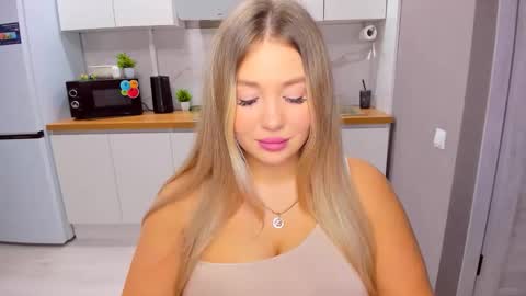 Snapshot of sarahmils chatting on 10/20/25, 02:39 Sarah online show from 10/20/25, 02:39