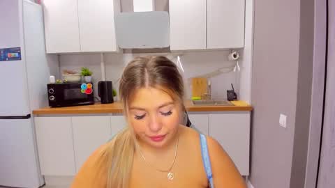 Snapshot of sarahmils chatting on 10/22/25, 12:38 Sarah online show from 10/22/25, 12:38