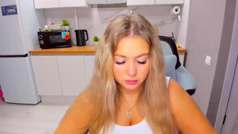 Snapshot of sarahmils chatting on 10/26/25, 02:56 Sarah online show from 10/26/25, 02:56