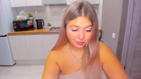 Snapshot of sarahmils chatting on 10/29/25, 02:19 Sarah online show from 10/29/25, 02:19